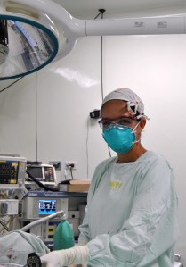 Enf. Luz Echaverria assists Dr. Wilfredy Castaño Ruiz during surgery.