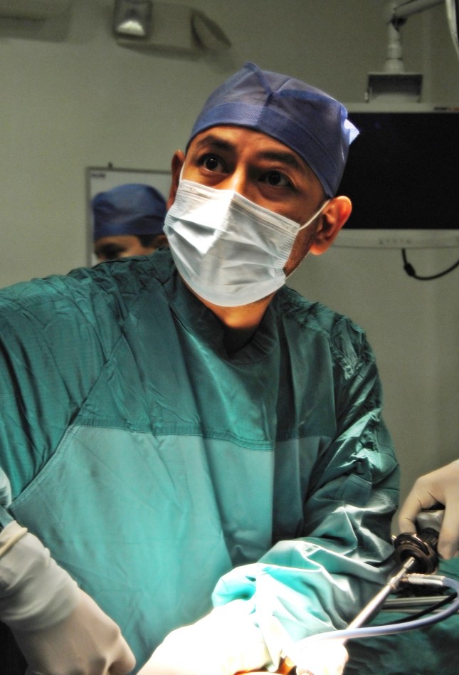 Dr. Ramos performs laparoscopic surgery